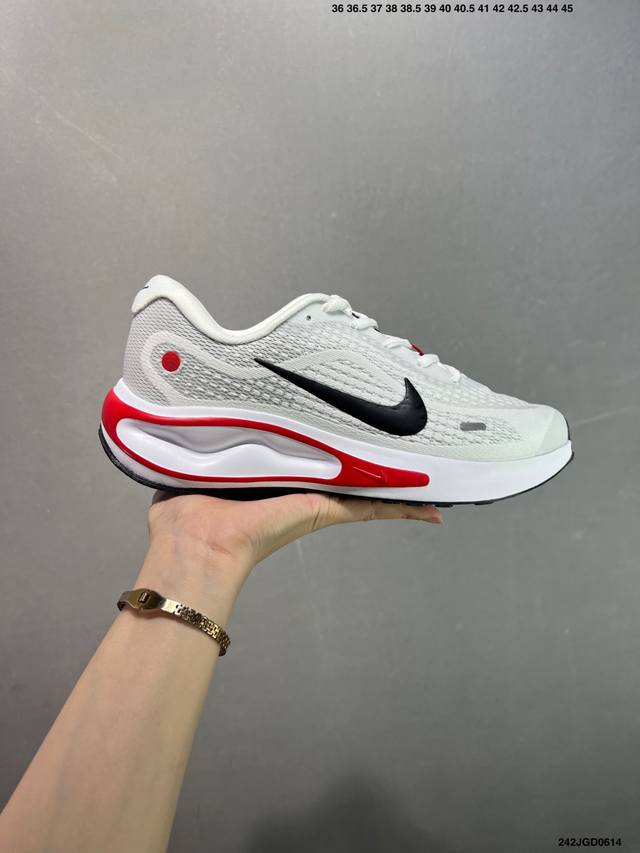 Nike Journey Run 跑步鞋 外贸专供订单 原厂折返国内销售 使用了新型的缓震材料 脚感偏韧 后跟有加厚的海绵填充 鞋子前掌和后掌做了加宽设计 增加