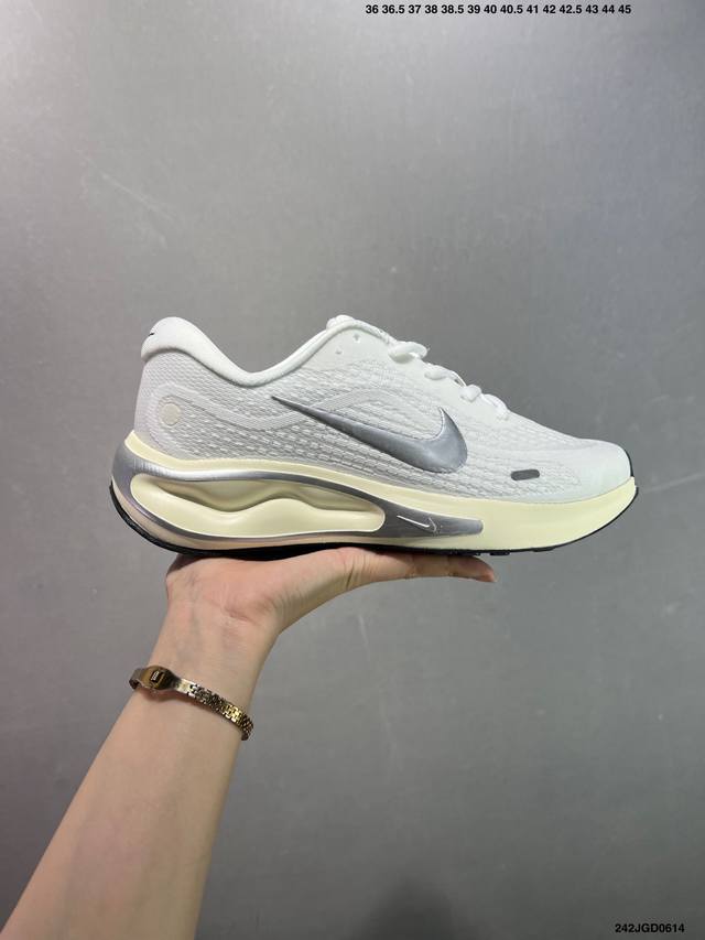 Nike Journey Run 跑步鞋 外贸专供订单 原厂折返国内销售 使用了新型的缓震材料 脚感偏韧 后跟有加厚的海绵填充 鞋子前掌和后掌做了加宽设计 增加