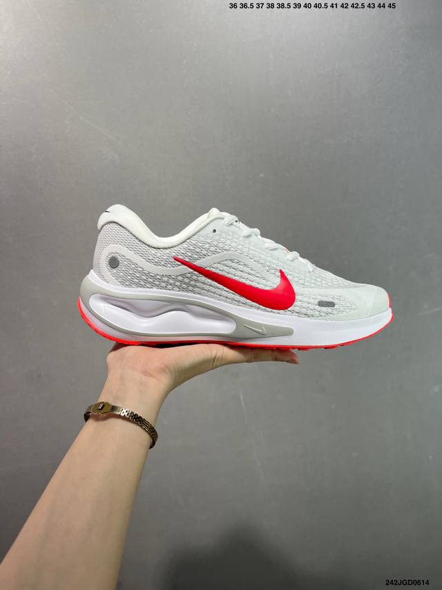 Nike Journey Run 跑步鞋 外贸专供订单 原厂折返国内销售 使用了新型的缓震材料 脚感偏韧 后跟有加厚的海绵填充 鞋子前掌和后掌做了加宽设计 增加