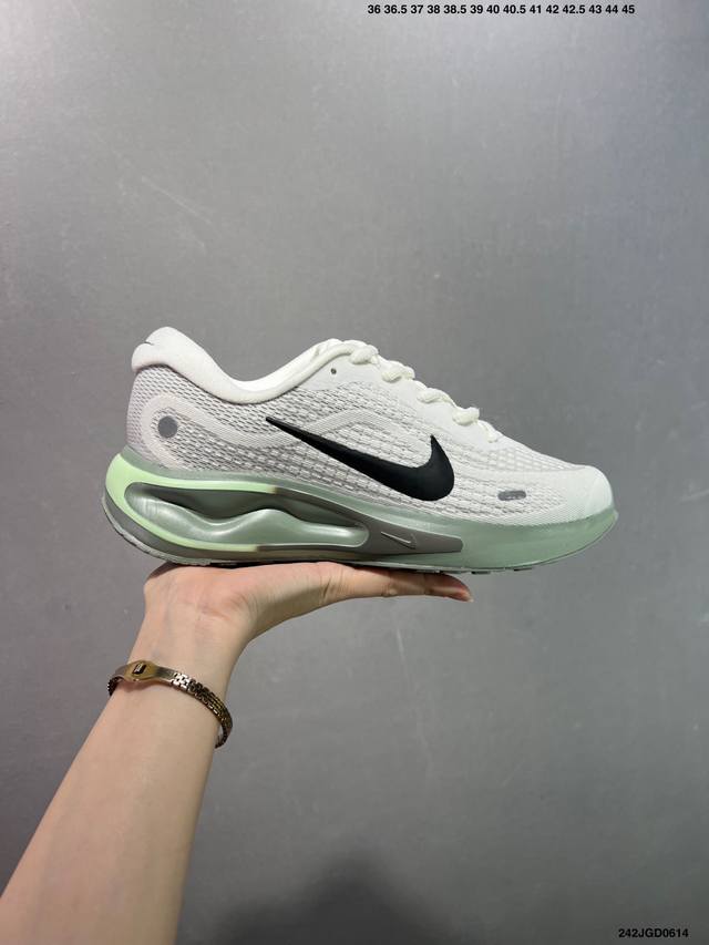 Nike Journey Run 跑步鞋 外贸专供订单 原厂折返国内销售 使用了新型的缓震材料 脚感偏韧 后跟有加厚的海绵填充 鞋子前掌和后掌做了加宽设计 增加