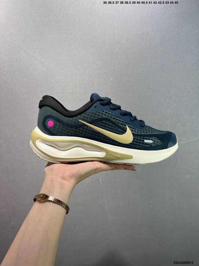 Nike Journey Run 跑步鞋 外贸专供订单 原厂折返国内销售 使用了新型的缓震材料 脚感偏韧 后跟有加厚的海绵填充 鞋子前掌和后掌做了加宽设计 增加