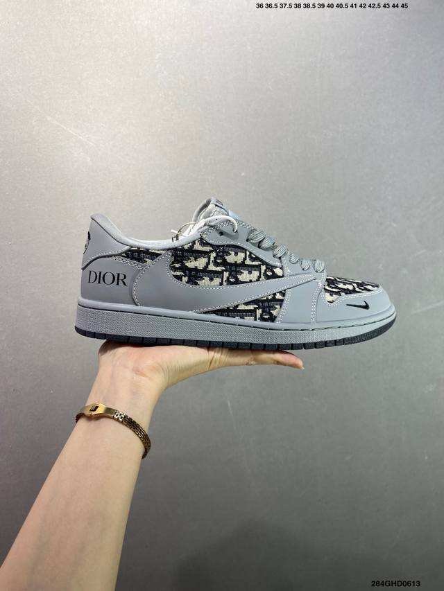 公司级Fragment X Travis Scott X Dior Air Jordan 1 Low 三方联名倒钩 全新的三方联名低帮倒钩鞋面延续了黑脚趾设计，
