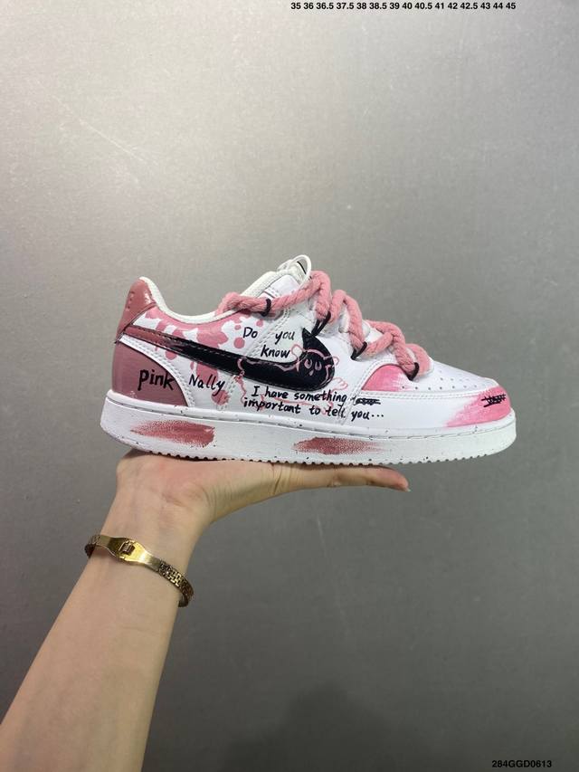 公司级Nike Court Vision 1 Low“幻影十字架” 手绘涂鸦定制板鞋 幻影十字架常作为一种印花图案出现，具有独特的视觉效果。将幻影十字架与梵文、