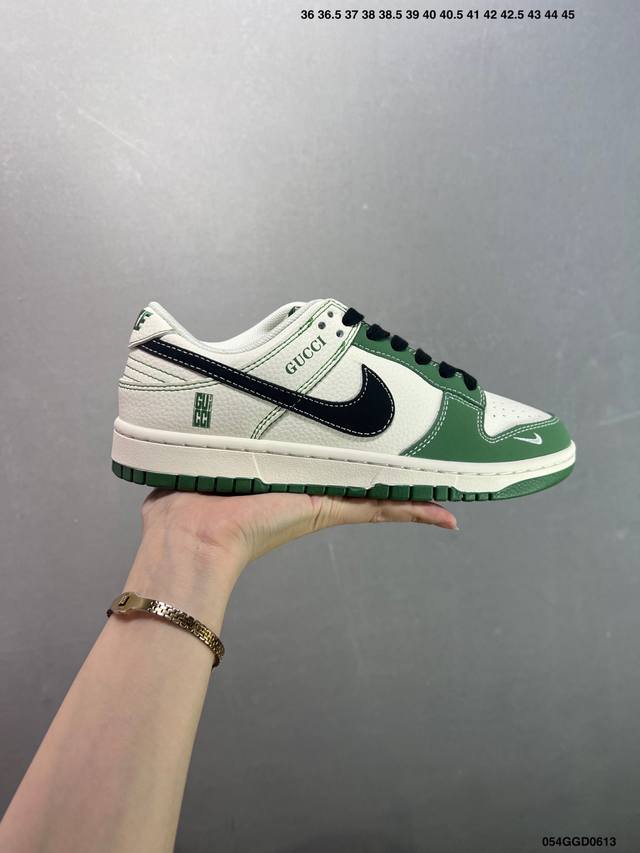 公司级Nike Dunk Sb Low 定制Dunk 定制Dunk Sb顾名思义，具有经典的Dunk血缘，又注入了更多的时尚元素。相较于普通的Dunk滑板鞋，改