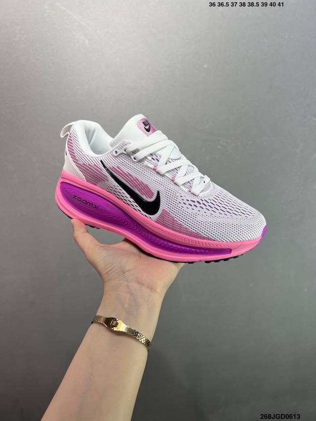 公司级Nk Air Zoom Vomero 18 轻便舒适公路跑步鞋 Hm6803-001 质感柔软 弹力充沛 助力一路畅跑 乐享不停 厚实泡绵缔造舒适的回弹效