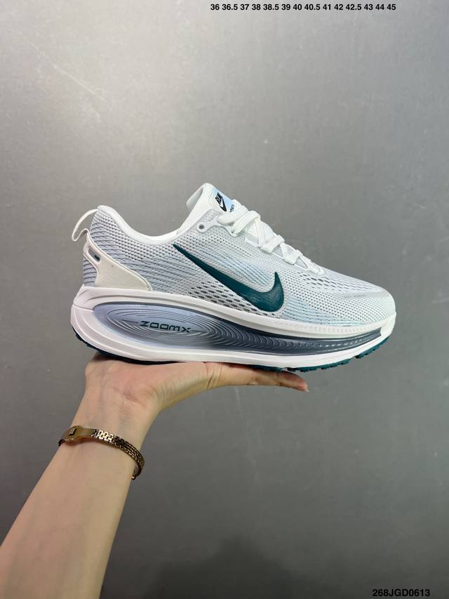 公司级Nk Air Zoom Vomero 18 轻便舒适公路跑步鞋 Hm6803-001 质感柔软 弹力充沛 助力一路畅跑 乐享不停 厚实泡绵缔造舒适的回弹效