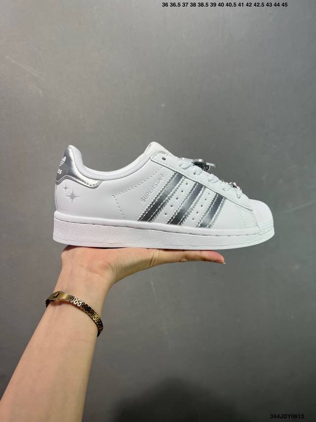 Ad Originals Superstar 经典复古贝壳头板鞋 If1585 诞生于1969年 是第一双将全皮面鞋 身与橡胶鞋头结合在一起的低帮篮球鞋 Sup