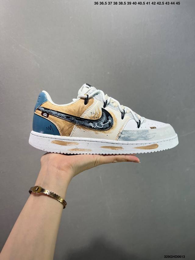 公司级Nike Court Vision 1 Low“幻影十字架” 手绘涂鸦定制板鞋 幻影十字架常作为一种印花图案出现，具有独特的视觉效果。将幻影十字架与梵文、