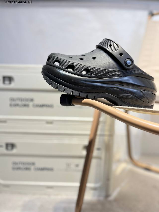 原 特价 福利特价Crocs 卡骆驰 Eva 舒适轻便 洞洞鞋 凉鞋 拖鞋 时尚撞色设计，充满活力的全新系列，同时拥有复古条纹与经典Logo标志。 可调节后跟带