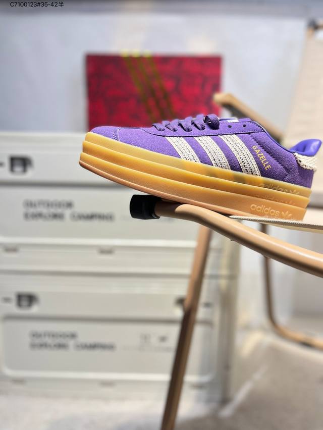 阿迪达斯 Adidas 三叶草Adidas Gazelle Bold复古怀旧风厚底增高运动板鞋潮。阿迪达斯万年不败的人气鞋款Gazelle ，以三层厚磅鞋底设计