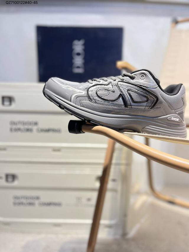 Dior 迪奥最新配色老爹运动鞋 全新B30运动鞋 顺应复古市场的趋势的 Dad Shoes风格鞋款鞋舌上的Dior标志 也注明了这双鞋是B30的型号！B30运