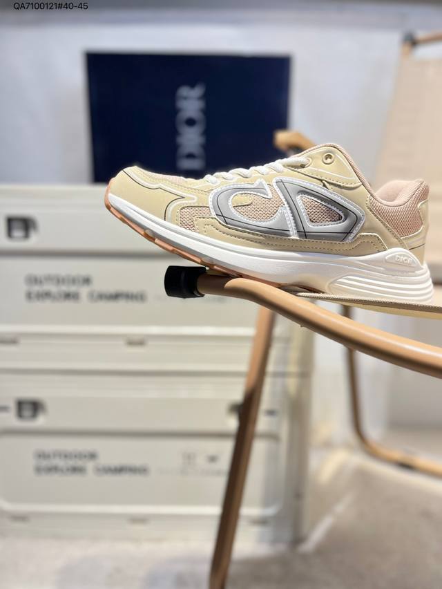 Dior 迪奥最新配色老爹运动鞋 全新B30运动鞋 顺应复古市场的趋势的 Dad Shoes风格鞋款鞋舌上的Dior标志 也注明了这双鞋是B30的型号！B30运