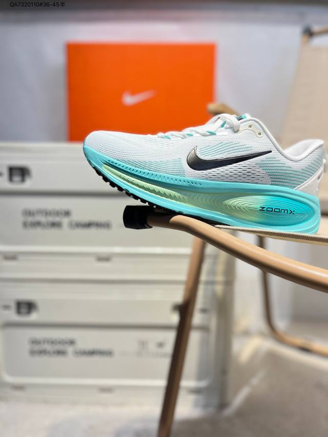 Nk Air Zoom Vomero 18 轻便舒适公路跑步鞋 质感柔软 弹力充沛 助力一路畅跑 乐享不停 厚实泡绵缔造舒适的回弹效果 铸就出色跑步表现 该鞋款