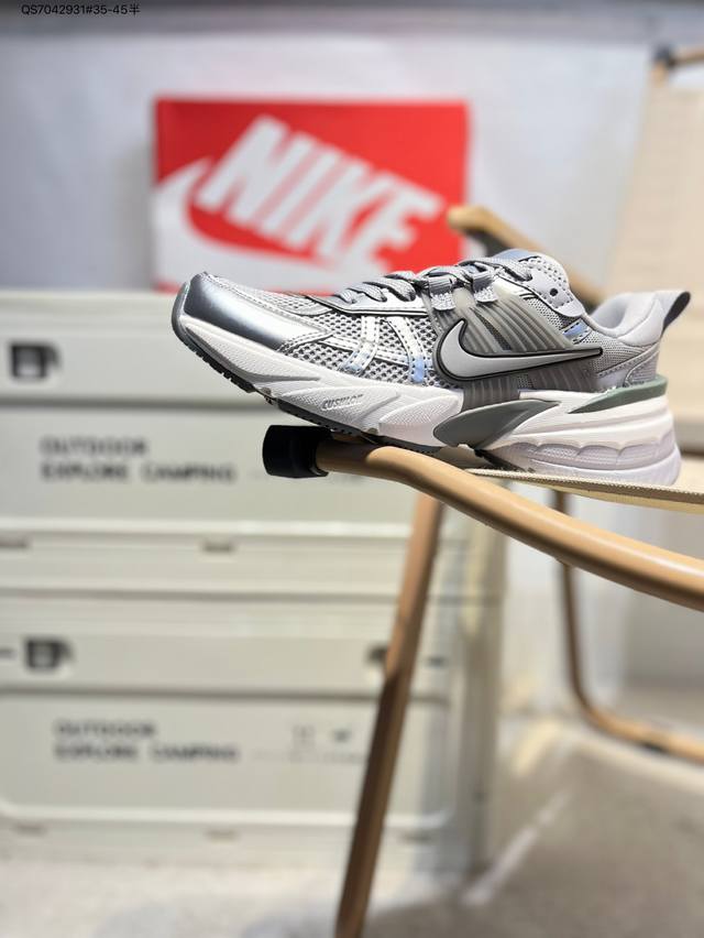 Nk V2K Runtekk 减震防滑低帮 复古老爹鞋跑步鞋 鞋款被命名为 Runtekk 设计上借鉴了 0 年的跑鞋风格 配色上以金属银为主调 简练又有复古运