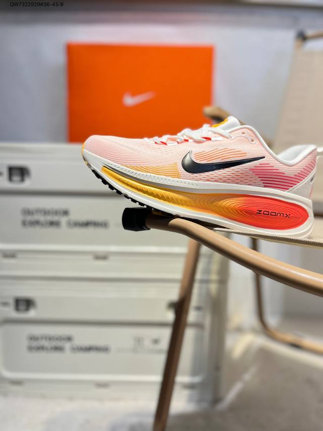 Nike Air Zoom Vomero 18 舒适减震防滑运动跑鞋 采用轻盈织物合成鞋面材质 中底搭载Zoomx 泡绵 外置外置防滑耐磨橡胶底片 ，缓震大底带