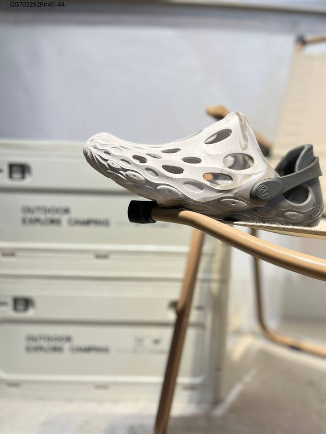 Crocs 卡骆驰 Eva 舒适轻便 洞洞鞋 凉鞋 拖鞋 时尚撞色设计，充满活力的全新系列，同时拥有复古条纹与经典Logo标志。 可调节后跟带，放前面变成惬意舒