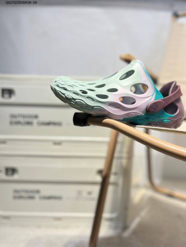 Crocs 卡骆驰 Eva 舒适轻便 洞洞鞋 凉鞋 拖鞋 时尚撞色设计，充满活力的全新系列，同时拥有复古条纹与经典Logo标志。 可调节后跟带，放前面变成惬意舒