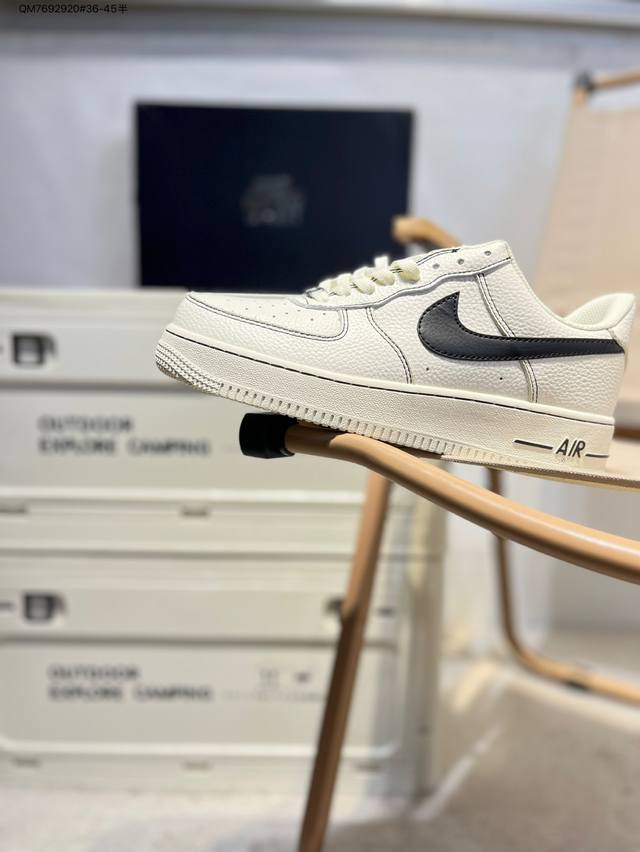 耐克 Nike Air Force 1 '07空军一号 百搭休闲运动板鞋。柔软、弹性十足的缓震性能和出色的中底设计，横跨复古与现代的外型结合，造就出风靡全球三十