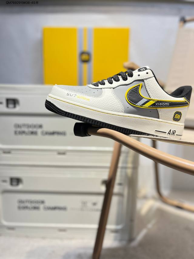 小米 X 耐克 Nike Air Force 1 '07空军一号 百搭休闲运动板鞋。柔软、弹性十足的缓震性能和出色的中底设计，横跨复古与现代的外型结合，造就出风