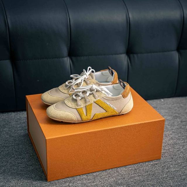 核心私 2025早春发布新款Louis Vuitton Sneakerina 德训鞋 芭蕾舞鞋 采用 Sacchetto 制鞋工艺，赋予柔韧鞋底与轻盈内部设计，
