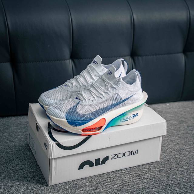 核心私 Nike Air Zoom Alphafly Next% 整体采用前作的设计语言，并且对后者的细节进行升级，马拉松和长距离路跑的性能极限设计而生。 货号