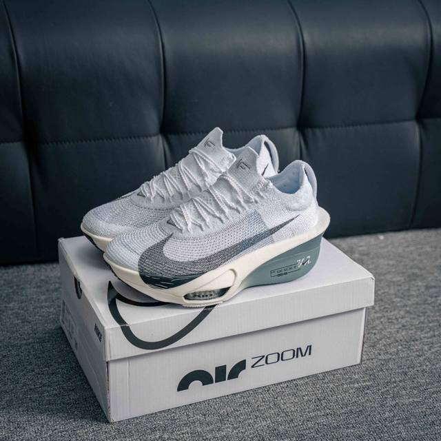 核心私 Nike Air Zoom Alphafly Next% 整体采用前作的设计语言，并且对后者的细节进行升级，马拉松和长距离路跑的性能极限设计而生。 货号