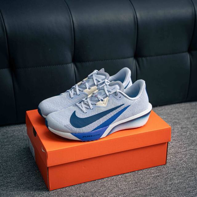 核心私 Nike Air Zoom Rival Fly 4 轻量跑鞋鞋面采用舒适材质，提升上脚体验。鞋身延续了经典款式设计，并加强了鞋面的包裏和支撑性能。鞋底精