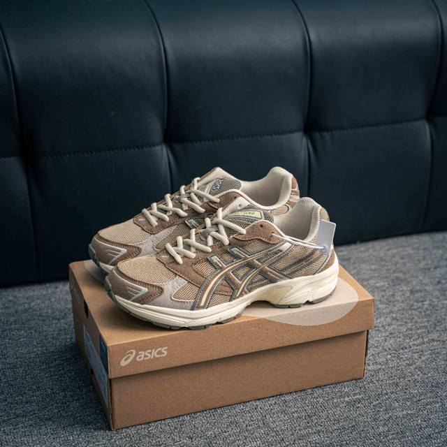 核心私 Asics Gel-1130舒适运动防滑耐磨低帮休闲跑步鞋 在透气和防滑方面也是很出色 有前掌透气网布加上鞋底X型纹路增强了透气性和地面抓地力 跑起来也