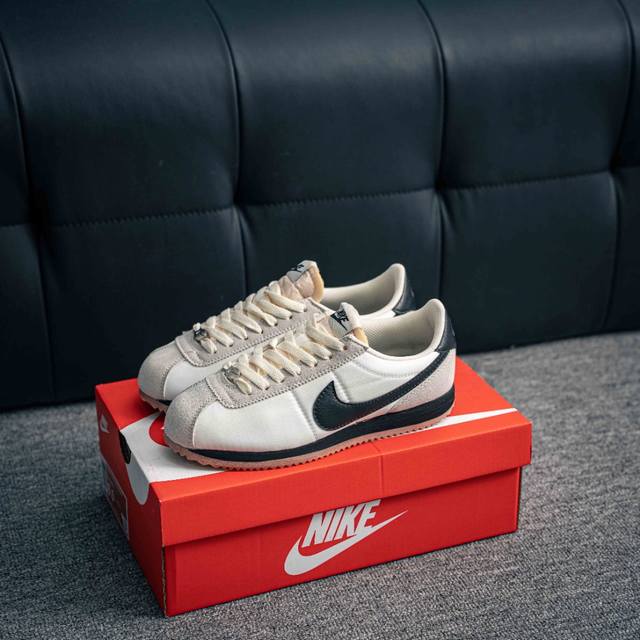 核心私 Nike Classic Cortez Nylon Pren 全新配色经典阿甘休闲跑步鞋 纯粹而执着的精神，使得Cortez种在了一代人的心里，无论是否