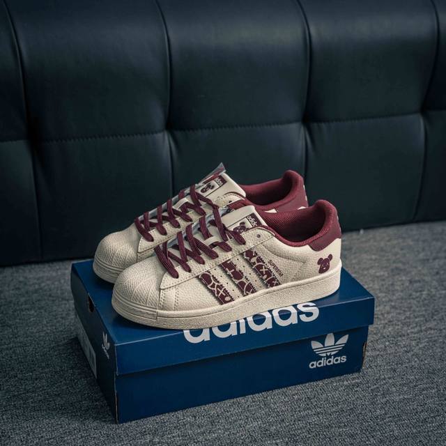 核心私 Adidas Originals Gazelle Indoor 三叶草复古防滑耐磨低帮板鞋 鞋款采用柔软的绒面革和耐用的皮革衬里融合在橡胶外底上 货号：