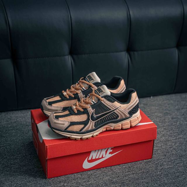 核心私 Nike 耐克夏季 Zoom Vomero 5 运动鞋休闲训练跑步鞋。Nike Zoom Vomero 5 男女子运动鞋妥帖包覆足部，提供透气支撑效果。