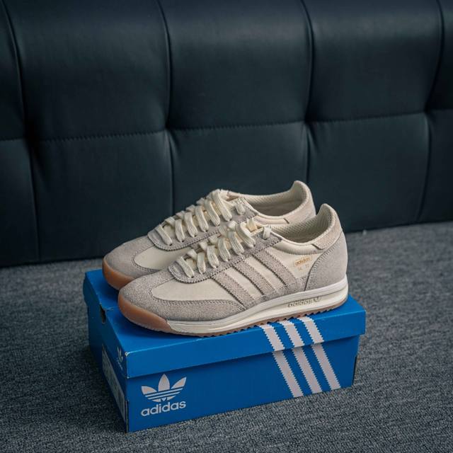 核心私 Adidas Originals Sl 72 Rs 超轻便透气复古慢跑鞋 鞋头的设计饱满圆润 鞋面是翻毛皮和尼龙材质结合 上脚舒适柔软 橡胶大底非常耐磨