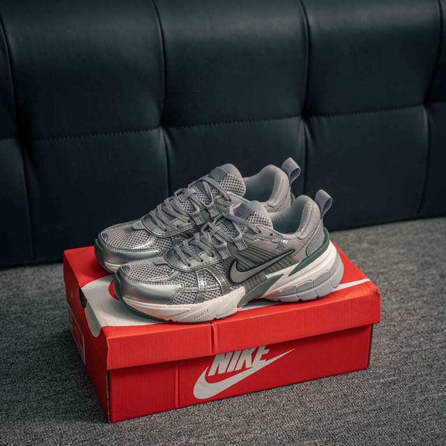 核心私 Nike V2K Run 减震防滑复古低帮跑步鞋 材质上使用大面积网眼 皮革 Tpu 组成 支撑和透气性肯定不错 中底处由 Cushlon 泡绵打造 保