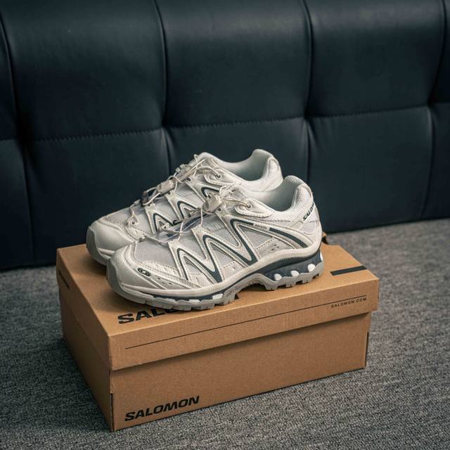 核心私 Salomon Xt-Quest Adv 萨洛蒙户外越野跑鞋 鞋面采用Sensifit贴合技术 全方位贴合包裹脚型 鞋跟部鞋底牵引设计 提供强大的抓地性