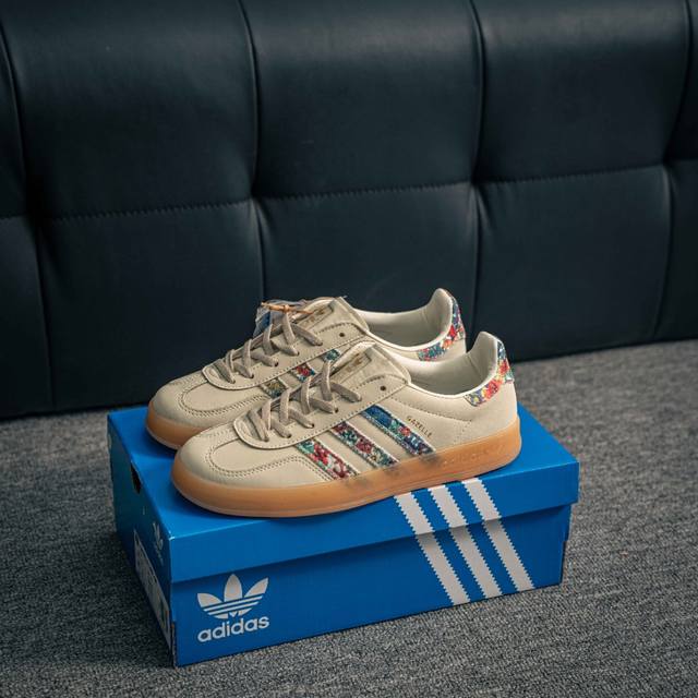 核心私 Adidas Originals Gazelle Indoor 三叶草复古防滑耐磨低帮板鞋 鞋款采用柔软的绒面革和耐用的皮革衬里融合在橡胶外底上 货号：