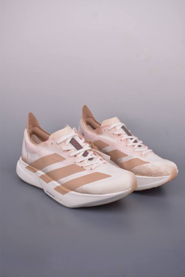 Adidas Adizero Pro Evo 4 M 全掌碳板 阿迪超轻透气缓震跑鞋 整体外观造型与Adizero Adios Pro Evo 1非常相似 中底