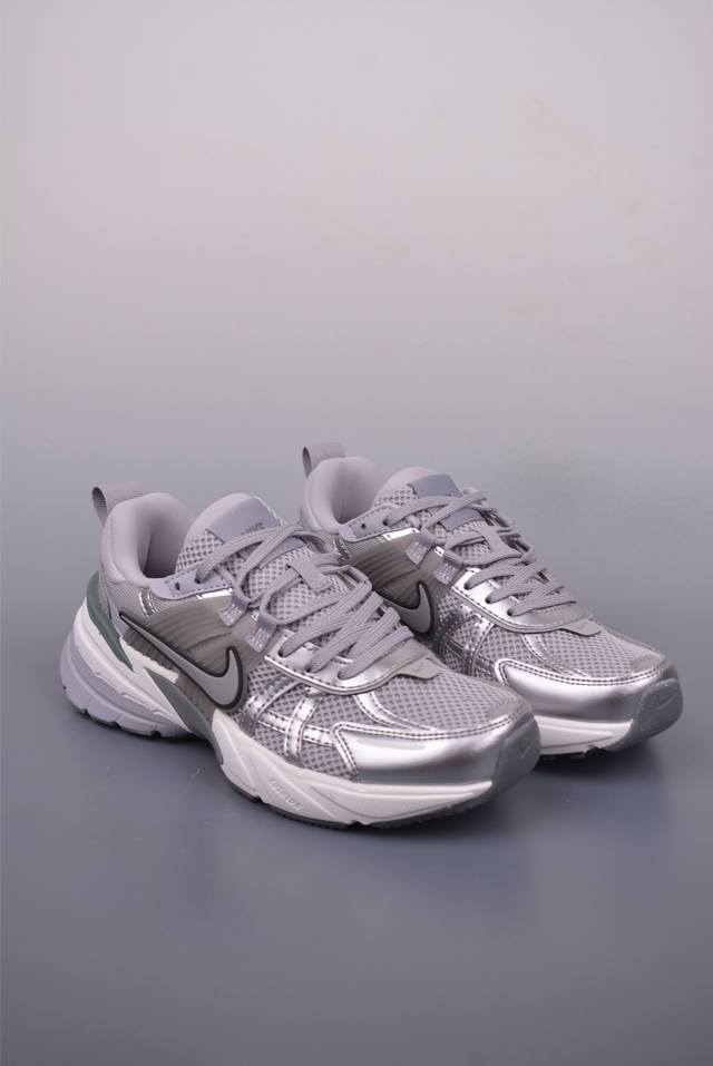 Nike V2K Runtekk 公司级版本 减震防滑复古低帮跑步鞋 材质上使用大面积网眼 皮革 Tpu 组成 支撑和透气性肯定不错 中底处由 Cushlon