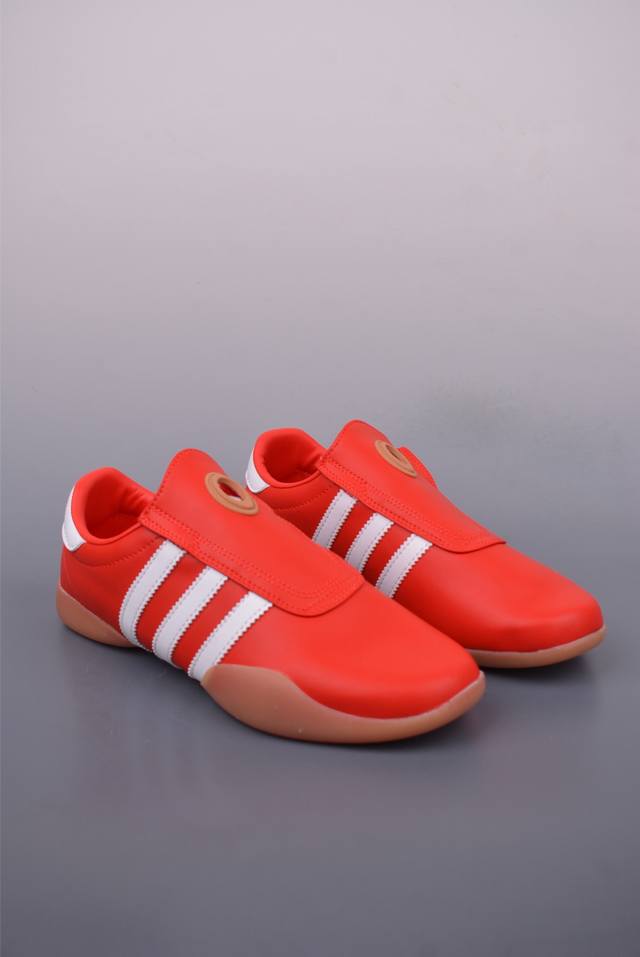 Adidas Taekwondo Mei W Off 跆拳道运动鞋 实拍首发 无鞋带设计 皮质鞋口一脚蹬 包裹感贼舒服 走路小跑不掉跟 鞋底都有奶牛花的设计 实
