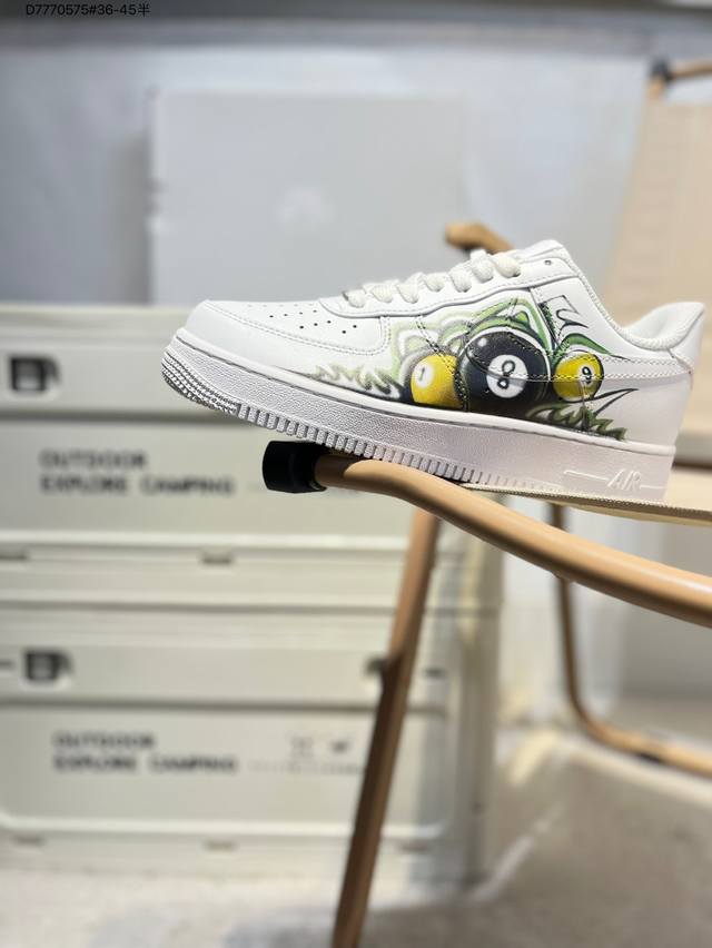 福利特价哪吒 X 耐克 Nike Air Force 1 '07空军一号 百搭休闲运动板鞋。柔软、弹性十足的缓震性能和出色的中底设计，横跨复古与现代的外型结合，