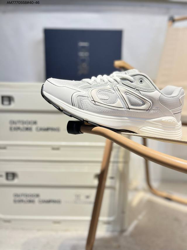 性价比版本 Dior 迪奥 Stone Island 联名款B30系列休闲 运动鞋 老爹鞋 这次精彩的合作堪称一场别开生面的对话，展现了非凡的创意。金琼斯 Ki