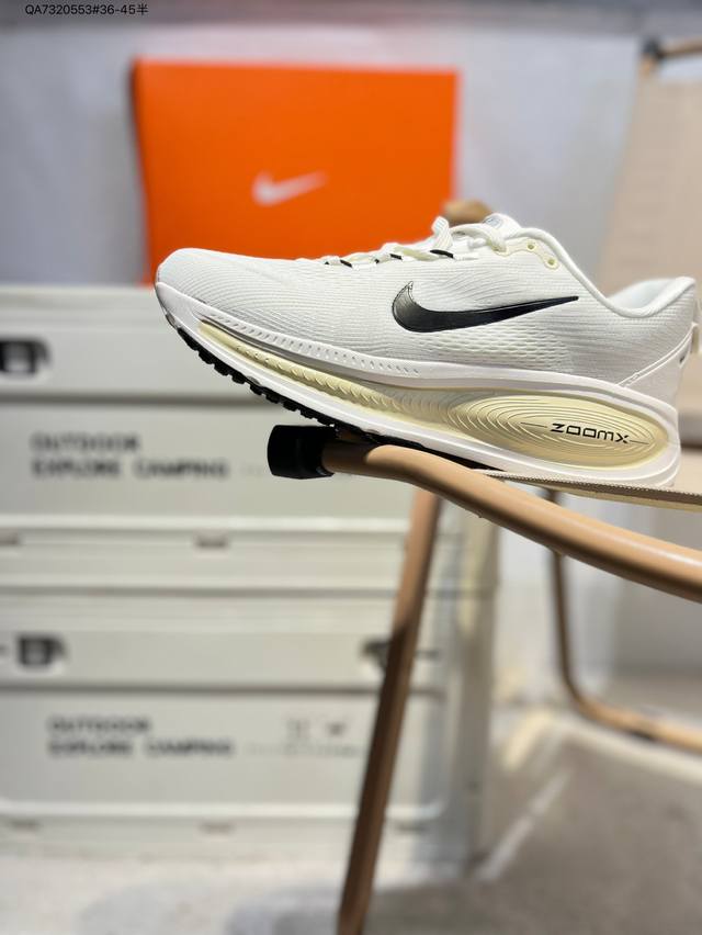 Nike Vomero 18 舒适百搭防滑耐磨 低帮跑步鞋 男女同款 Nike Vomero 18跑步鞋是一款集科技与舒适于一体的优秀跑鞋。采用了Nike最新的