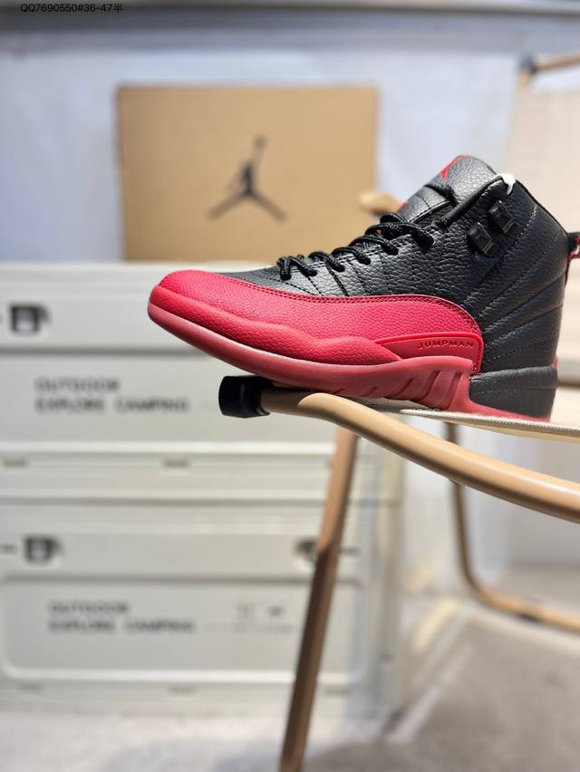 Air Jordan 12 Retro 乔12篮球鞋 #鞋款采用优质材料，打造当季潮流风范，结合灵感源自壮丽日出的鞋面缝线，呼应经典元年款设计。上脚潮鞋，尽显场