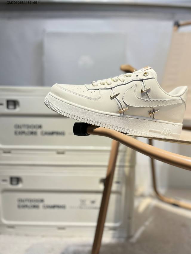耐克 Nike Air Force 1 '07空军一号 百搭休闲运动板鞋。柔软、弹性十足的缓震性能和出色的中底设计，横跨复古与现代的外型结合，造就出风靡全球三十