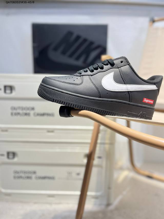 Supreme X 耐克 Nike Air Force 1 '07空军一号 百搭休闲运动板鞋。柔软、弹性十足的缓震性能和出色的中底设计，横跨复古与现代的外型结合