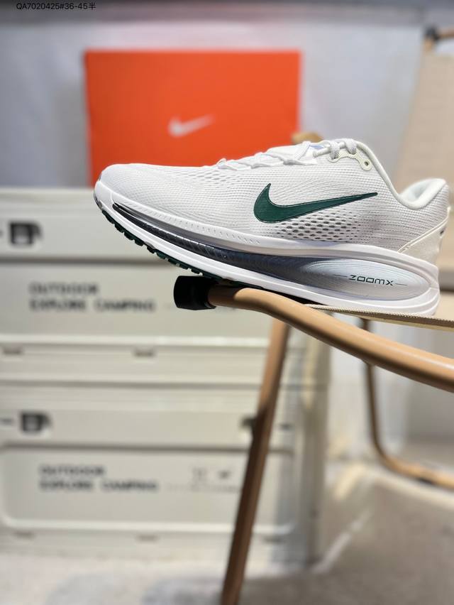 Nike Vomero 18 舒适百搭防滑耐磨 低帮跑步鞋 男女同款 Nike Vomero 18跑步鞋是一款集科技与舒适于一体的优秀跑鞋。采用了Nike最新的