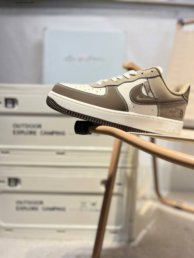 耐克 Nike Air Force 1 '07空军一号 百搭休闲运动板鞋。柔软、弹性十足的缓震性能和出色的中底设计，横跨复古与现代的外型结合，造就出风靡全球三十