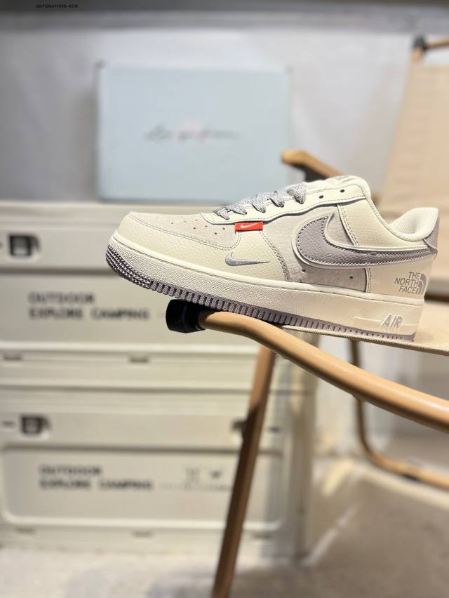 耐克 Nike Air Force 1 '07空军一号 百搭休闲运动板鞋。柔软、弹性十足的缓震性能和出色的中底设计，横跨复古与现代的外型结合，造就出风靡全球三十