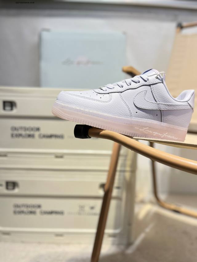 耐克 Nike Air Force 1 '07空军一号 百搭休闲运动板鞋。柔软、弹性十足的缓震性能和出色的中底设计，横跨复古与现代的外型结合，造就出风靡全球三十
