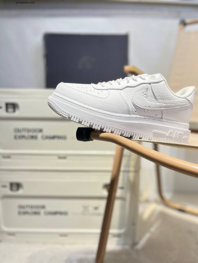耐克 Nike Air Force 1 '07空军一号 百搭休闲运动板鞋。柔软、弹性十足的缓震性能和出色的中底设计，横跨复古与现代的外型结合，造就出风靡全球三十