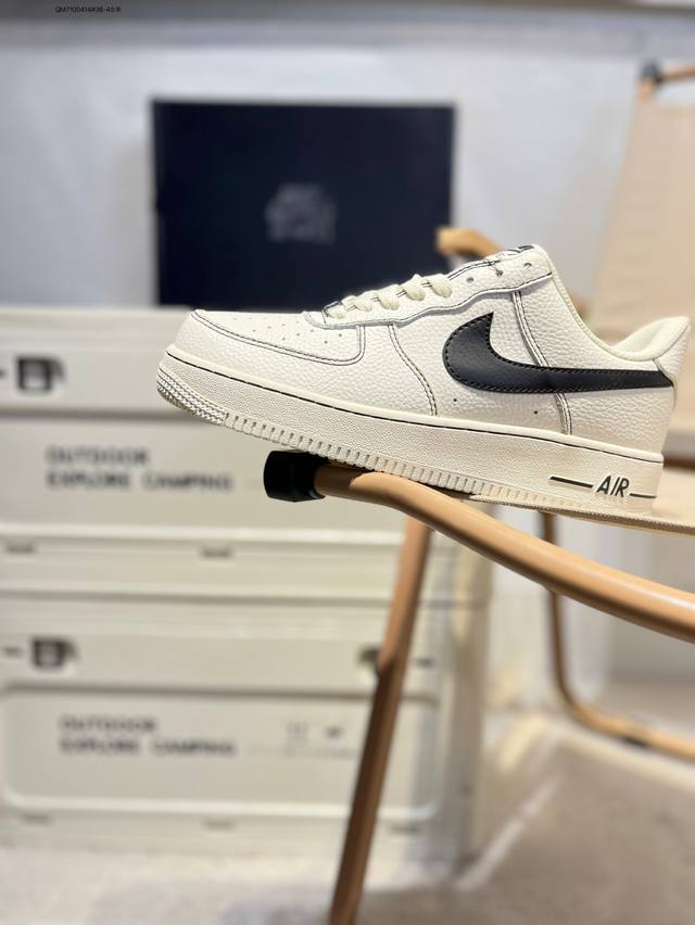 耐克 Nike Air Force 1 '07空军一号 百搭休闲运动板鞋。柔软、弹性十足的缓震性能和出色的中底设计，横跨复古与现代的外型结合，造就出风靡全球三十